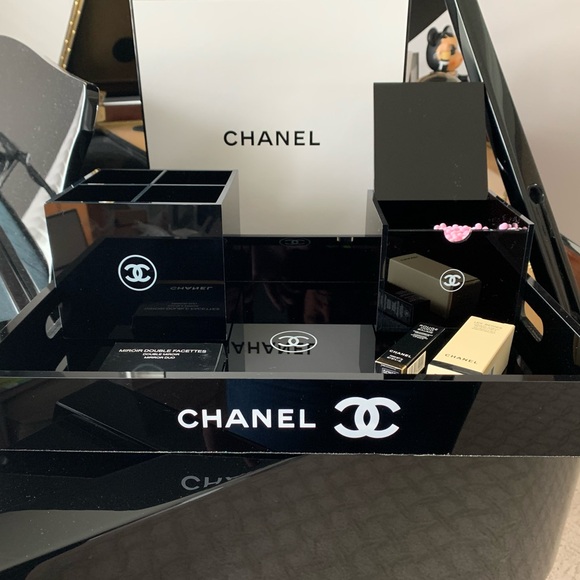 CHANEL | Vanity / Cosmetic Essentials - Picture 12 of 13